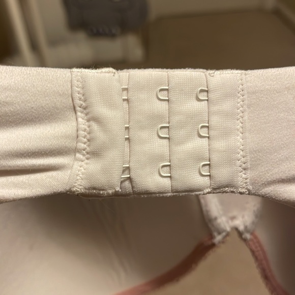 3 slightly used VS bras 36 DD - Picture 2 of 7